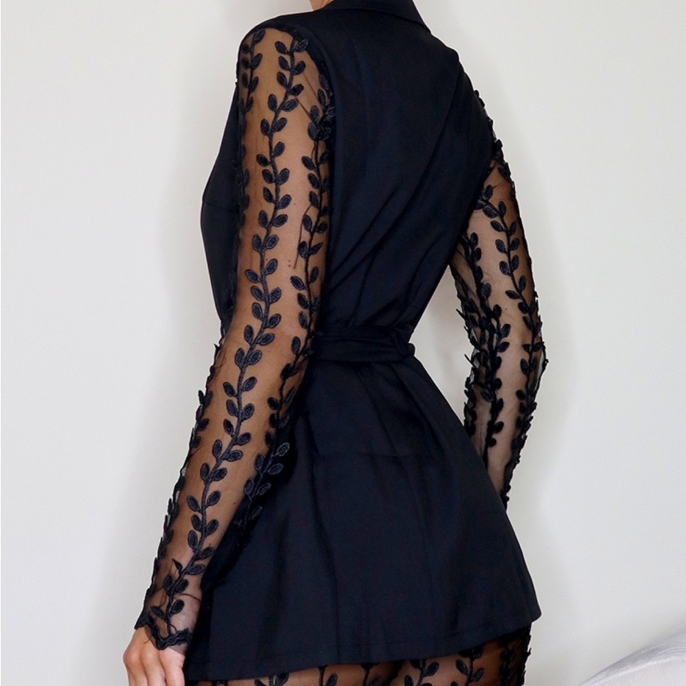 (SOLD) PrettyLittleThing Black Woven Lace Sleeve Belt Blazer Size 12 - Picture 4 of 12